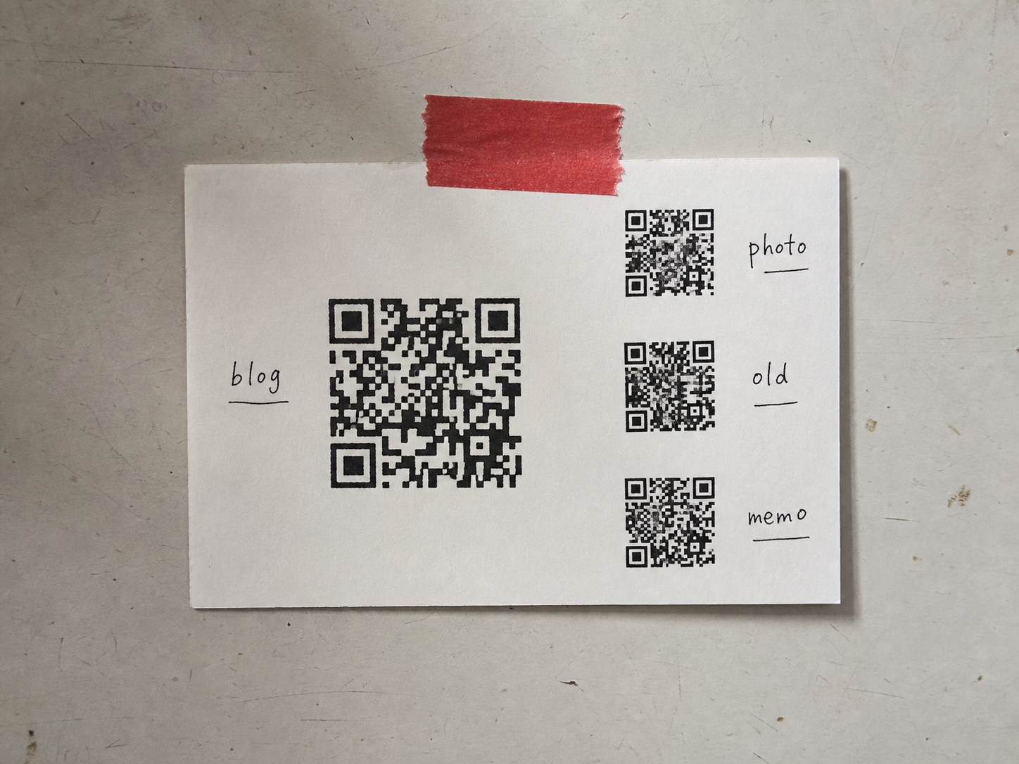 QR-Aは大きい。QR-Bは端が欠けている。QR-Cは反射している。QR-Dは裏面に薄い。